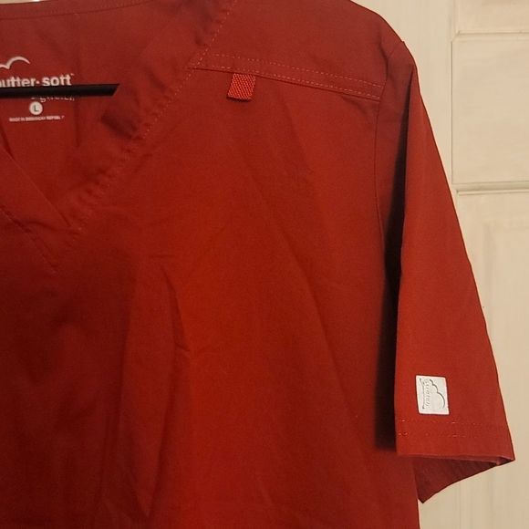 ButterSoft Stretch, Lg, Red Scrub Top, Think Valentines 💝 - Picture 3 of 8